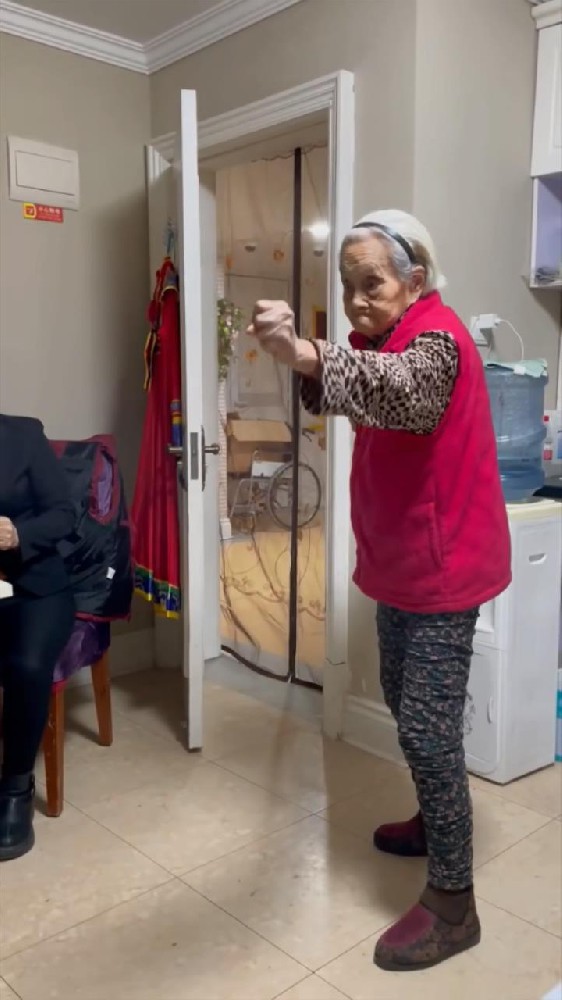 97岁的孙奶奶教我们武功呢（视频）